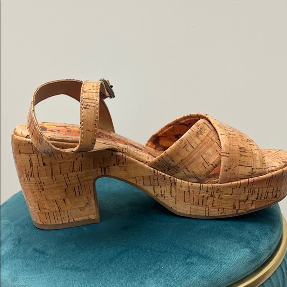Korks Women's Tan Platform Sandals. Size 8 - Picture 13 of 16